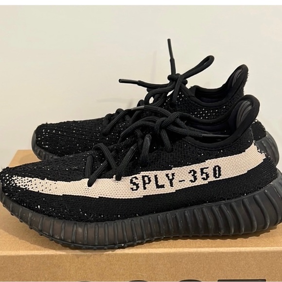 Yeezy Boost 350 V2 Oreo Men’s 5/ Women’s 7 - Picture 3 of 4